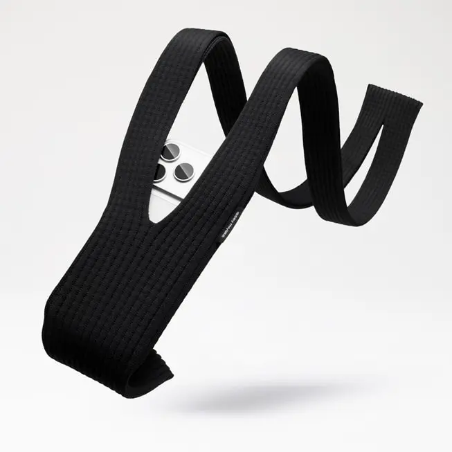 Apple-iPhone-Pocket-and-ISSEY-MIYAKE-black-with-iPhone-17-Pro_inline.jpg.large.webp